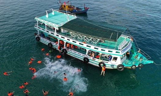 Các hoạt động du lịch trải nghiệm được ưa chuộng tại huyện đảo Kiên Hải (Kiên Giang). Ảnh: PV