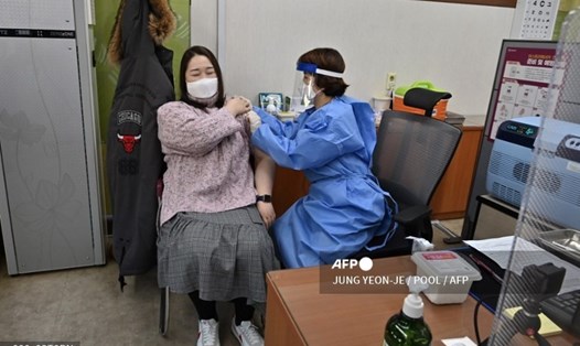 Một y tá được tiêm vaccine COVID-19 của AstraZeneca tại một trung tâm tiêm chủng ở thủ đô Seoul trong ngày đầu khởi động chiến dịch tiêm chủng 26.2. Ảnh: AFP
