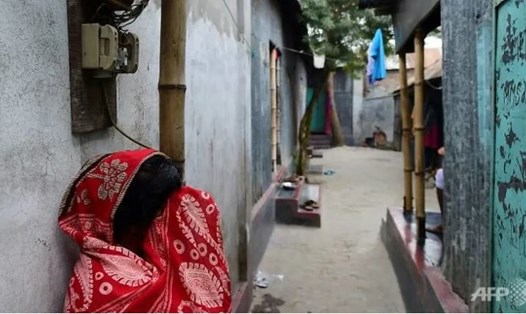Bangladesh ưu tiên tiêm vaccine COVID-19 cho gái "bán hoa" ở nhà thổ lớn nhất đất nước. Ảnh: AFP.