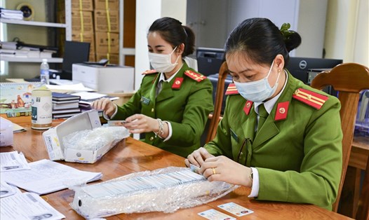 Cán bộ Phòng Cảnh sát quản lý hành chính về trật tự xã hội, Công an tỉnh Điện Biên tiến hành rà soát, kiểm tra CCCD trước khi chuyển đến tay người dân.