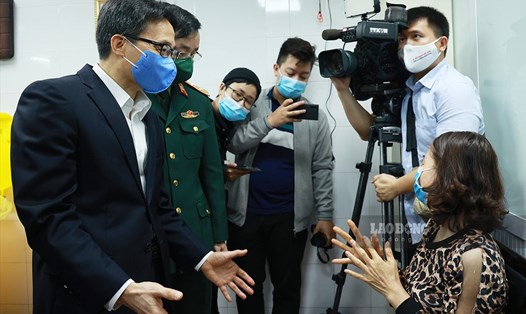 Phó Thủ tướng Vũ Đức Đam thăm hỏi các tình nguyện viên tham gia thử nghiệm lâm sàng giai đoạn 2. Ảnh: Hải Nguyễn