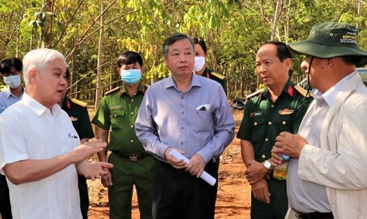 Lãnh đạo tỉnh Bình Phước khảo sát vị trí lập dự án xây dựng sân bay lưỡng dụng 500ha. Ảnh: Trần Thể