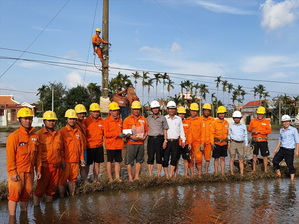 Lãnh đạo Công ty Điện lực Quảng Trị thăm, tặng quà động viên người lao động tham gia hỗ trợ khắc phục lưới điện bị thiệt hại do bão số 9 năm 2020 tại Quảng Ngãi. Ảnh: Minh Thành