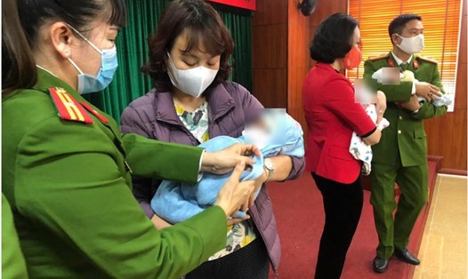 Ba trẻ sơ sinh được giải cứu khi đang trên đường bị đưa sang Trung Quốc. Ảnh: A.T.