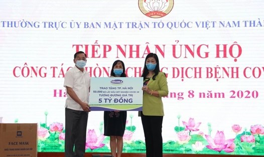 Bà Nguyễn Lan Hương, Chủ tịch UBMTTQ thành phố Hà Nội tiếp nhận ủng hộ công tác phòng dịch COVID-19 ngày 11.8.2020. Ảnh: NP