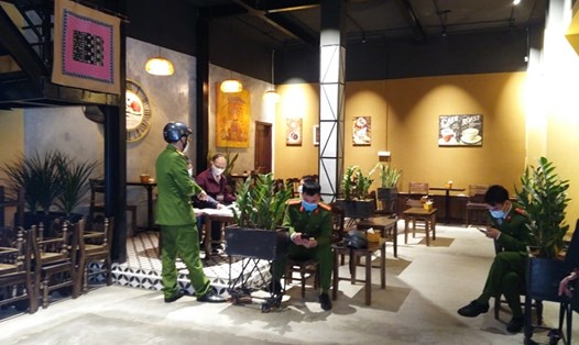 Quán cà phê trên phố Hàng Chuối (quận Hai Bà Trưng, Hà Nội) tập trung đông người uống cà phê. Ảnh: P.Đ