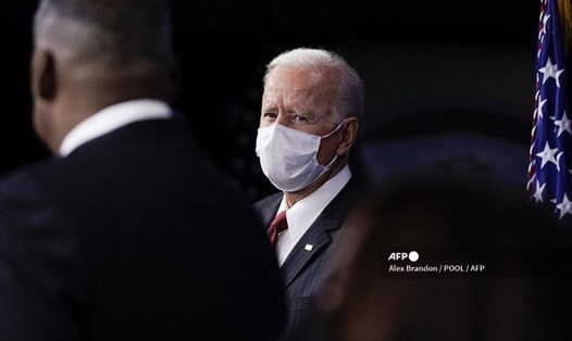 Ông Joe Biden nghe Bộ trưởng Quốc phòng Lloyd Austin phát biểu tại Lầu Năm Góc. Ảnh: AFP.