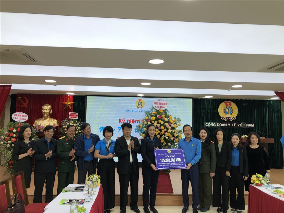 Ông Trần Quang Huy - Chủ tịch CĐ Công Thương Việt Nam, Trưởng khối thi đua CĐ ngành Trung ương trao tới Công đoàn Y tế Việt Nam số tiền hỗ trợ cho cán bộ, người lao động ngành y tham gia chống COVID-19. Ảnh: Bảo Hân