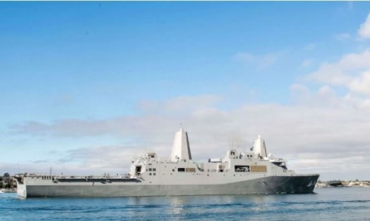 Tàu vận tải đổ bộ USS San Diego đã vào cảng Bahrain sau khi 12 thành viên có kết quả dương tính với COVID-19. Ảnh: AFP