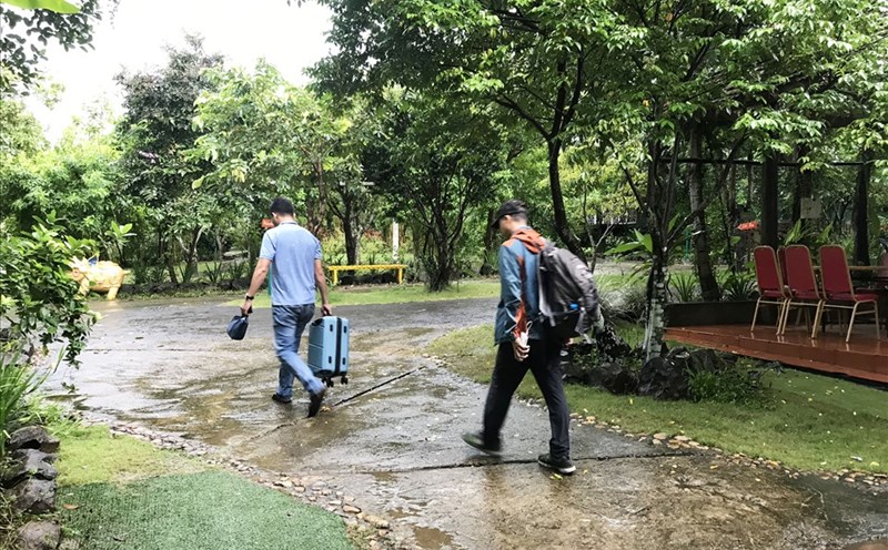 Du khách rời khỏi một khu nghỉ dưỡng ở địa bàn huyện Buôn Đôn, tỉnh Đắk Lắk. Ảnh: Bảo Trung