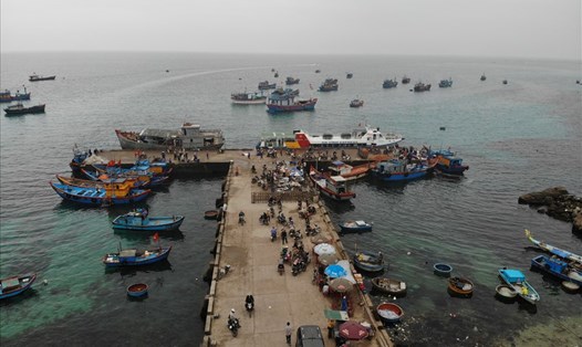 Cảng Lý Sơn quá tải gây khó khăn cho hoạt động tàu cá của ngư dân. 
Ảnh: Hữu Danh