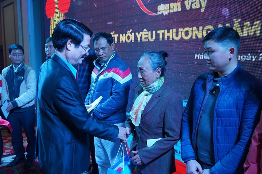 Ông Lê Phan Linh - Chủ tịch Công đoàn Tổng Công ty Hàng Hải Việt Nam tặng quà Tết cho đại diện gia đình người lao động. Ảnh: Mai Dung