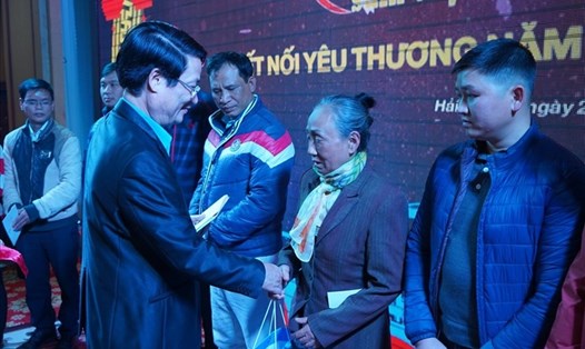 Ông Lê Phan Linh - Chủ tịch Công đoàn Tổng Công ty Hàng Hải Việt Nam tặng quà Tết cho đại diện gia đình người lao động. Ảnh: Mai Dung