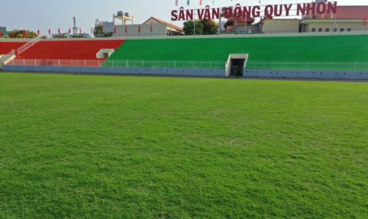 Sân Quy Nhơn đã hoàn tất việc nâng cấp mặt cỏ, sẵn sàng tổ chức các trận đấu tại V.League. Ảnh: Nguyễn Dũng.