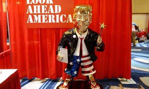 Tượng vàng ông Donald Trump trưng bày tại Hội nghị Hành động Chính trị Bảo thủ (CPAC). Ảnh: Reuters.