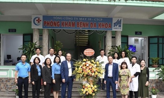 Công đoàn Dệt may Việt Nam thăm, tặng quà, chúc mừng các cơ sở y tế nhân ngày Thầy thuốc Việt Nam. Ảnh: CĐN