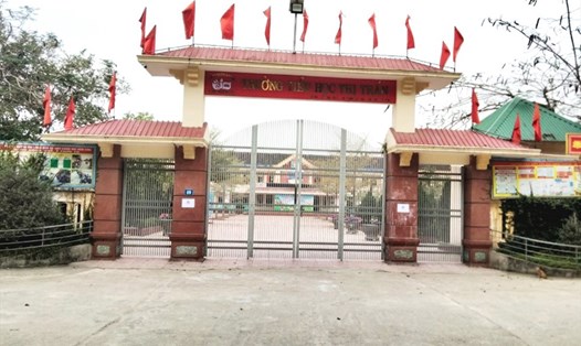 Trường Tiểu học thị trấn Đức Thọ "cửa đóng then cài" do tự cho học sinh nghỉ học sáng 26.2. Ảnh: Đức An.