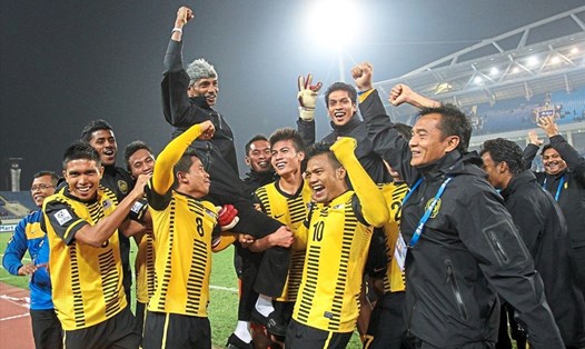 Huấn luyện viên Rajagobal ăn mừng trên sân Mỹ Đình, sau khi tuyển Malaysai vượt qua tuyển Việt Nam ở bán kết AFF Cup 2010. Ảnh: The Star.