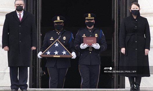 Tang lễ cảnh sát hy sinh trong vụ hỗn loạn ngày 6.1 diễn ra tại Điện Capitol. Ảnh: AFP.