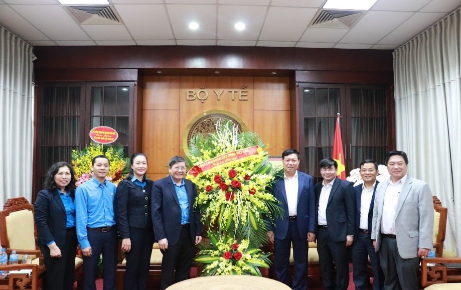 Ông Trần Thanh Hải, Phó Chủ tịch Thường trực Tổng Liên đoàn Lao động Việt Nam tới thăm, tặng hoa chúc mừng nhân ngày Thầy thuốc Việt Nam (27.2). Ảnh: Công Hằng