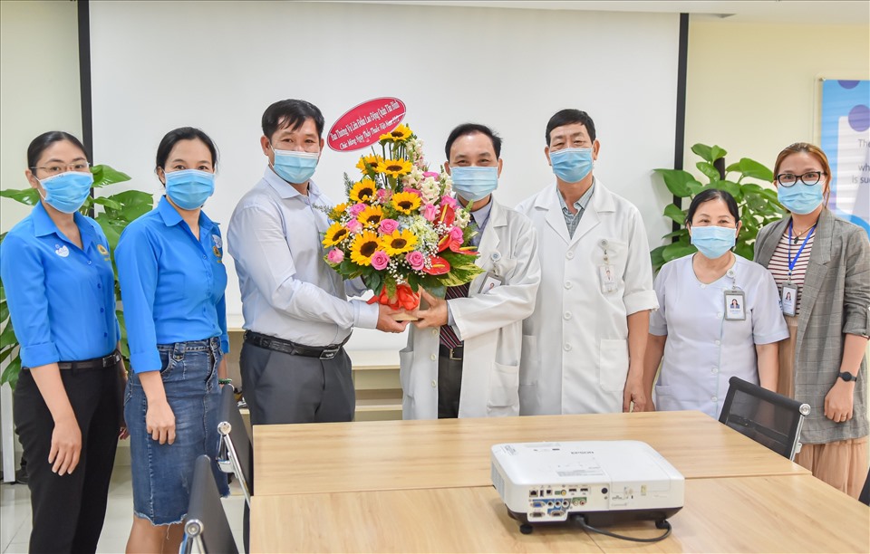 Ông Đinh Trần Thanh Tâm (thứ ba từ trái qua) tặng hoa chúc mừng đại diện Ban Giám đốc, Ban Chấp hành Công đoàn cơ sở Bệnh viện Đa khoa Mỹ Đức nhân ngày Thầy thuốc Việt Nam 27.2. Ảnh Đức Long