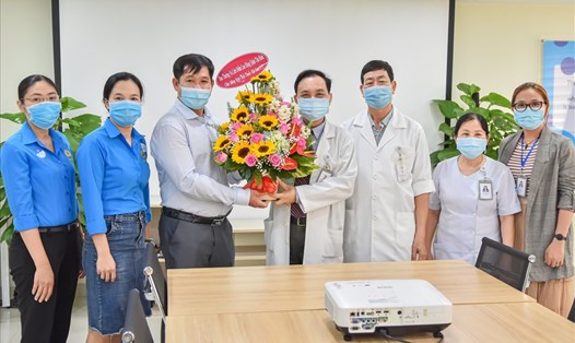 Ông Đinh Trần Thanh Tâm (thứ ba từ trái qua) tặng hoa chúc mừng đại diện Ban Giám đốc, Ban Chấp hành Công đoàn cơ sở Bệnh viện Đa khoa Mỹ Đức nhân ngày Thầy thuốc Việt Nam 27.2. Ảnh Đức Long