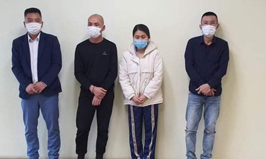 Mai Minh Chung (thứ hai từ trái qua) và nhóm nghi phạm đang bị điều tra về hành vi mua bán trẻ sơ sinh. Ảnh: V.Dũng.