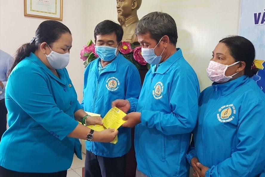 Bà Lê Thị Kim Thúy - Phó Chủ tịch LĐLĐ TPHCM - trao thẻ Bảo hiểm tai nạn cho các đoàn viên Nghiệp đoàn xe ôm Quận Tân Bình. Ảnh: Đức Long
