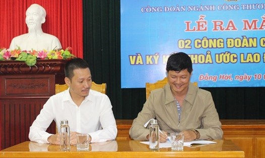 CĐCS Công ty TNHH du lịch Phong Nha Heritage (Quảng Bình) ký kết thỏa ước lao động tập thể. Ảnh: CTQB