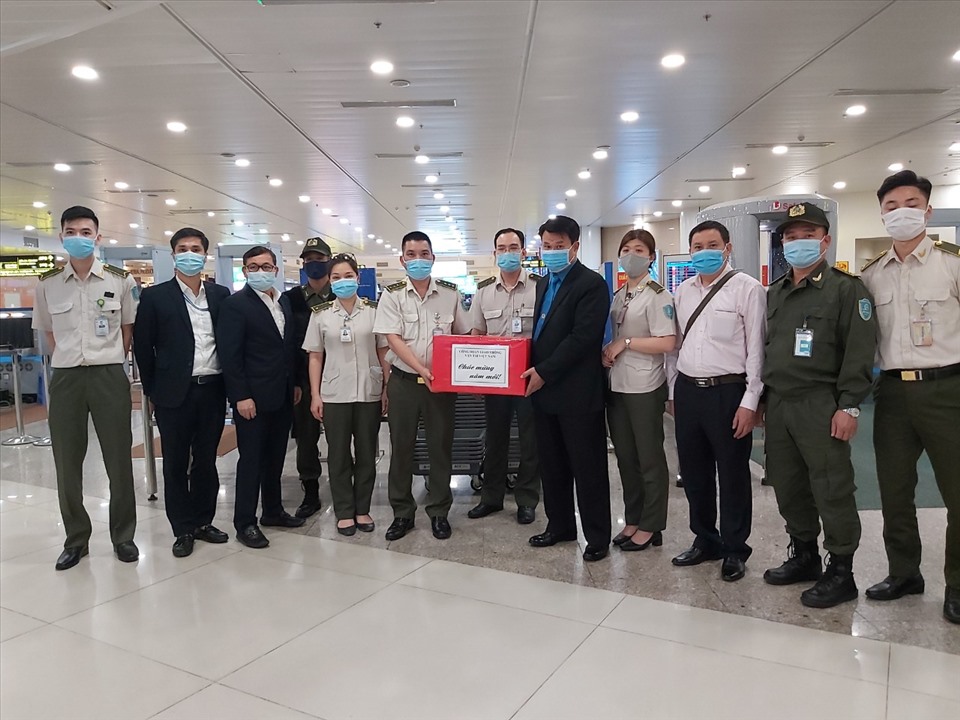 Ông Đỗ Nga Việt - Chủ tịch Công đoàn Giao thông Vận tải Việt Nam (thứ 5 từ phải sang) thăm, động viên và chúc tết người lao động Trung tâm an ninh hàng không Nội Bài. Ảnh: CĐGT