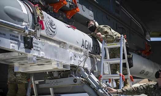 Không quân Mỹ sẽ được trang bị tên lửa AGM-158B. Ảnh: US Air Force