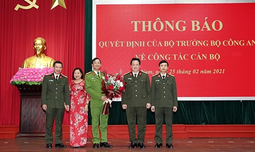 Đại tá Trần Minh Tiến (cầm bó hoa) được bổ nhiệm giữ chức Giám đốc Công an tỉnh Lâm Đồng. Ảnh: CAND.