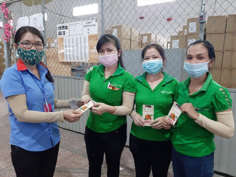 Công ty Changshin VN lì xì cho người lao động. Ảnh: Tuấn Tú