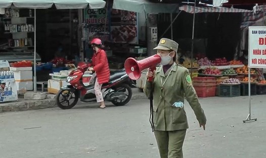 Lâu nay, người dân đến chợ Mường Thanh, thành phố Điện Biên Phủ, tỉnh Điện Biên đều đã quá quen với hình ảnh bà Phạm Ngọc Tuyết mang theo loa di động đi tuyên truyền, nhắc nhở tuân thủ các biện pháp phòng chống dịch COVID-19