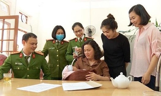 Lực lượng công an đã giải cứu trẻ sơ sinh bị Lâm Tố Quyên định mang sang Trung Quốc bán. Ảnh: CACC.
