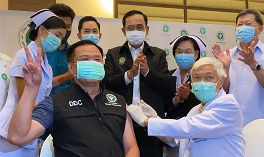 Bộ trưởng Y tế Thái Lan Anutin Charnvirakul nhận mũi tiêm CoronaVac đầu tiên trong sự kiện khởi động chiến dịch tiêm chủng vaccine ngày 28.2. Ảnh: Bộ trưởng Anutin Charnvirakul/Facebook