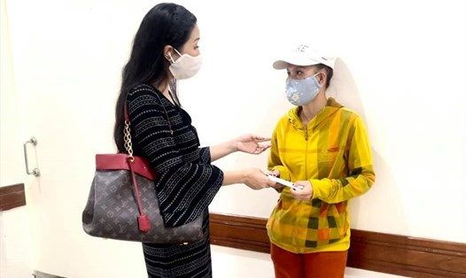 NSƯT Trịnh Kim Chi đến viện thăm và trao gửi tiền đã nhận được từ quỹ ủng hộ cho vợ nam nghệ sĩ Thương Tín. Ảnh: NVCC.