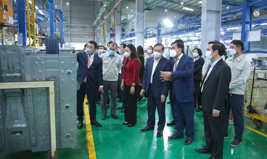 Lãnh đạo tỉnh Ninh Bình kiểm tra hoạt động sản xuất đầu năm 2021 tại Nhà máy sản xuất ô tô Hyundai Thành Công (Khu công nghiệp Gián Khẩu, huyện Gia Viễn, Ninh Bình). Ảnh: NT