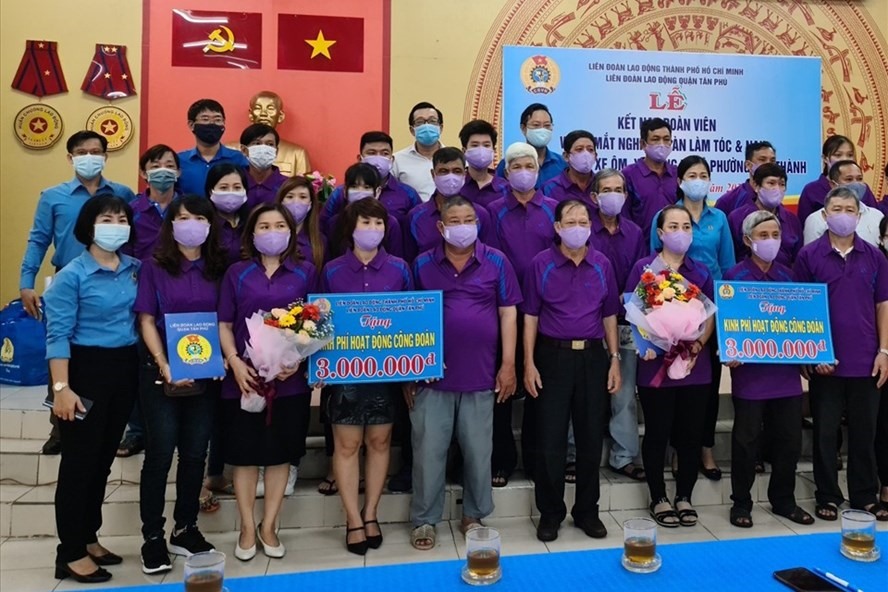 Các thành viên Nghiệp đoàn làm tóc và nail (móng tay, móng chân) của Phường Tân Thành, Quận Tân Phú TPHCM trong ngày ra mắt. Ảnh Đức Long