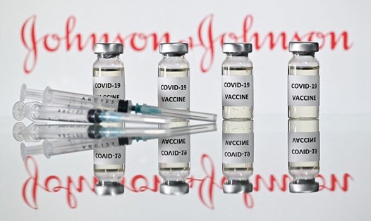 Mỹ phê duyệt vaccine COVID-19 một liều đầu tiên của Johnson & Johnson. Ảnh: AFP