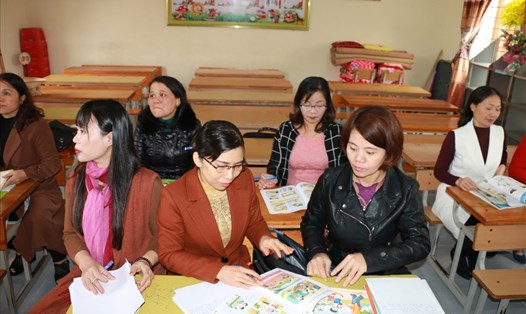 Giáo viên Tiểu học tại Nghệ An trao đổi về chương trình, sách giáo khoa lớp 1 (ảnh chụp trước 20.1.2021). Ảnh: Quang Đại