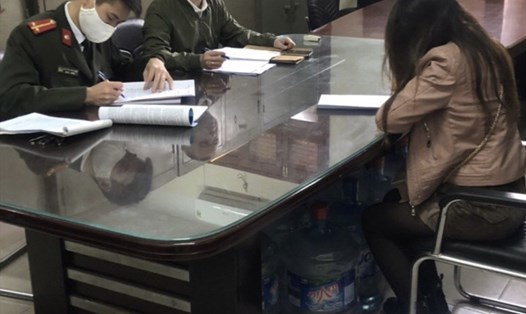 Cơ quan công an đang lập hồ sơ xử lý với hai người phụ nữ đưa thông tin sai sự thật về tình hình dịch bệnh COVID-19 tại huyện Gia Lâm (Hà Nội). Ảnh: CAHN.