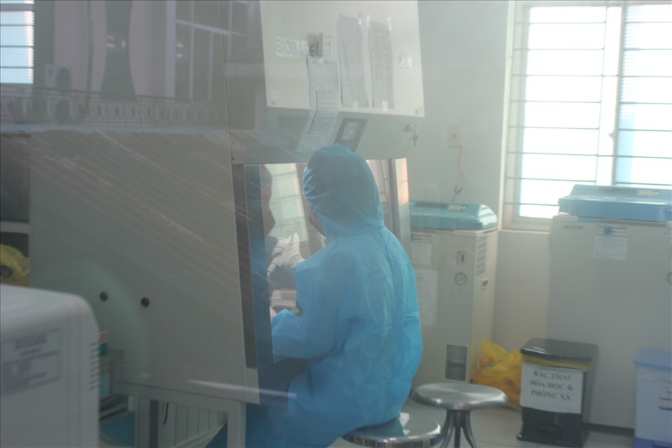 CDC Gia Lai có thể xét nghiệm lên mức 1.000 mẫu/ngày, ưu tiên các trường hợp F1 để sớm có kết quả. Ảnh Thanh Tuấn