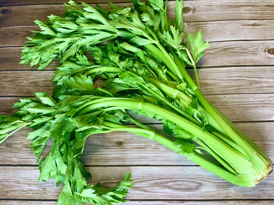 Cần tây có thể kết hợp với nhiều loại nguyên liệu khác thành những món ăn ngon. Ảnh minh hoạ: Lâm Anh.
