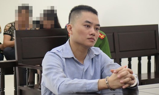 Bị cáo Nguyễn Khắc Thụ - bị cáo buộc chiếm đoạt tiền của người muốn định cư ở nước ngoài, trong một phiên toà sơ thẩm. Ảnh: N.H.