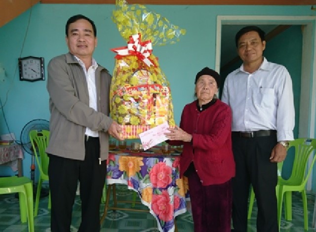 Ông Phan Xuân Quang – Chủ tịch LĐLĐ tỉnh tặng quà Mẹ Việt Nam Anh hùng Nguyễn Thị Thành. Ảnh: Phương Nguyên
