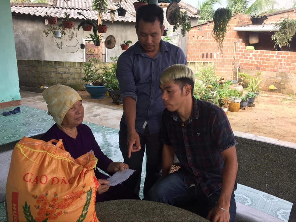 Tiền vệ Cao Văn Triền luôn rất nhiệt tình với các hoạt động thiện nguyện để giúp đỡ những hoàn cảnh khó khăn tại quê hương. Ảnh: FBNV.