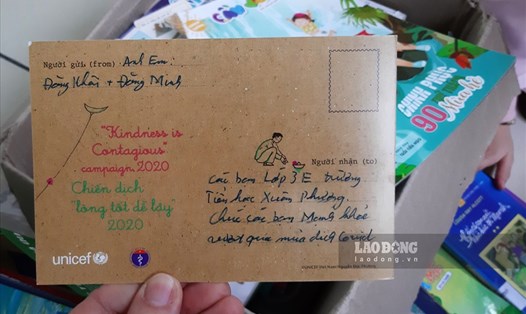Bức thư tay, truyện tranh của học sinh trường tiểu học Xuân Phương gửi tặng cho các bạn của mình. Ảnh: Thuỳ Trang.