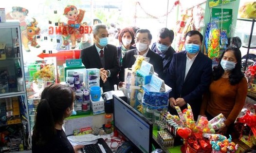 Ông Chu Ngọc Anh trực tiếp kiểm tra công tác phòng chống dịch tại siêu thị mini ở khu đô thị Thanh Hà. Ảnh: Phú Khánh