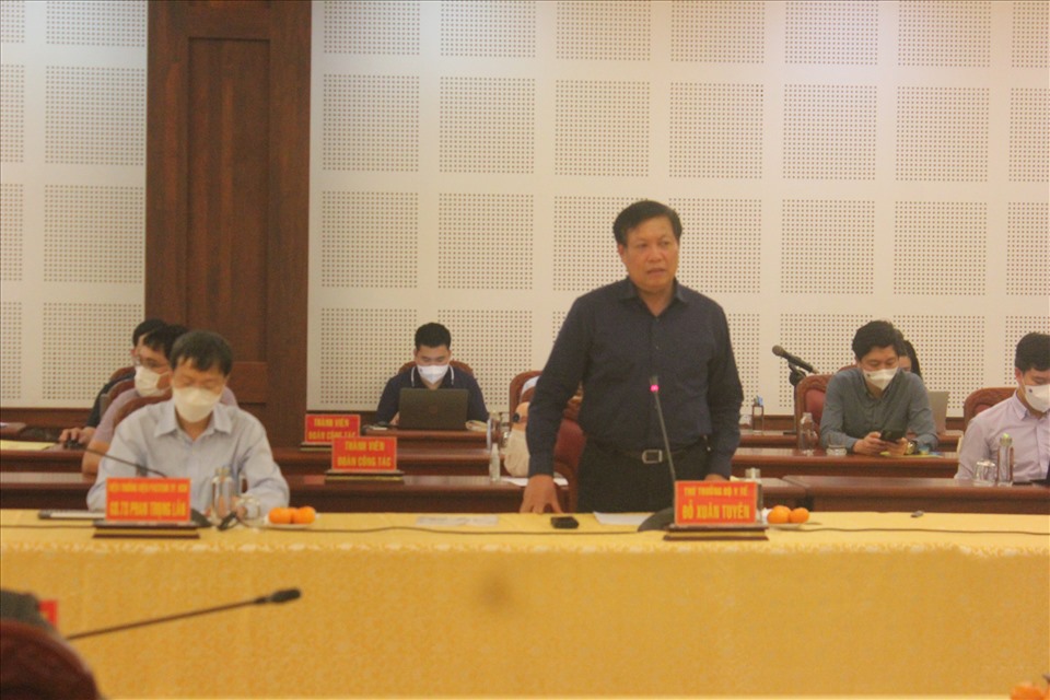 Thứ trưởng Bộ Y tế Đỗ Xuân Tuyên phát biểu tại cuộc họp với tỉnh Gia Lai. Ảnh Thanh Tuấn